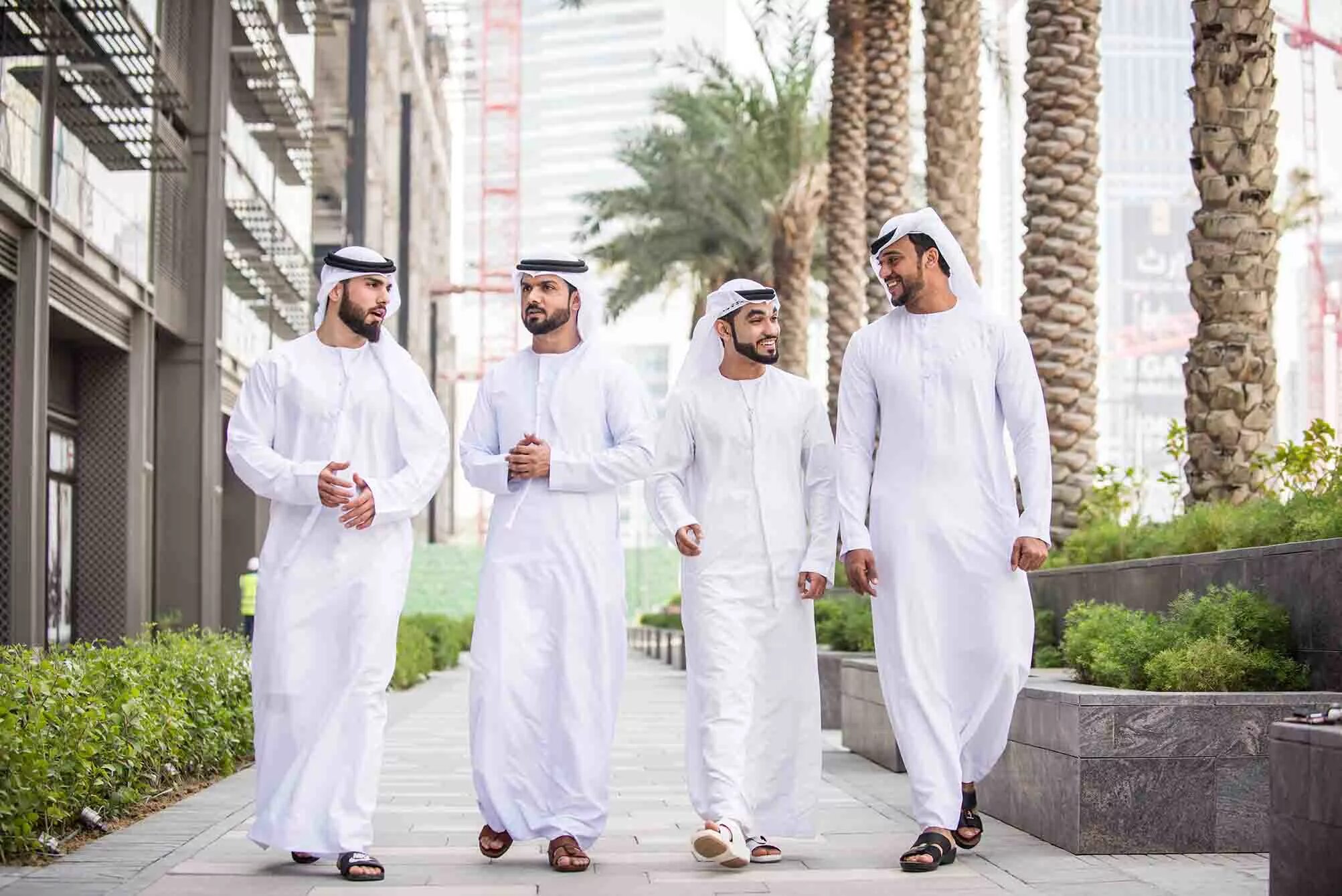 Абайя в ОАЭ. Одежда в ОАЭ. Традиционная одежда ОАЭ. Эмираты мужчины.