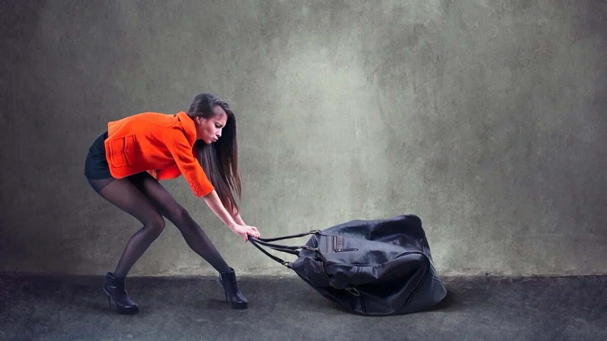 Девушка нарывается. Мужчина изменяет. Мужчина умоляет женщину. Девушка агрессия. Раздраженное лицо.