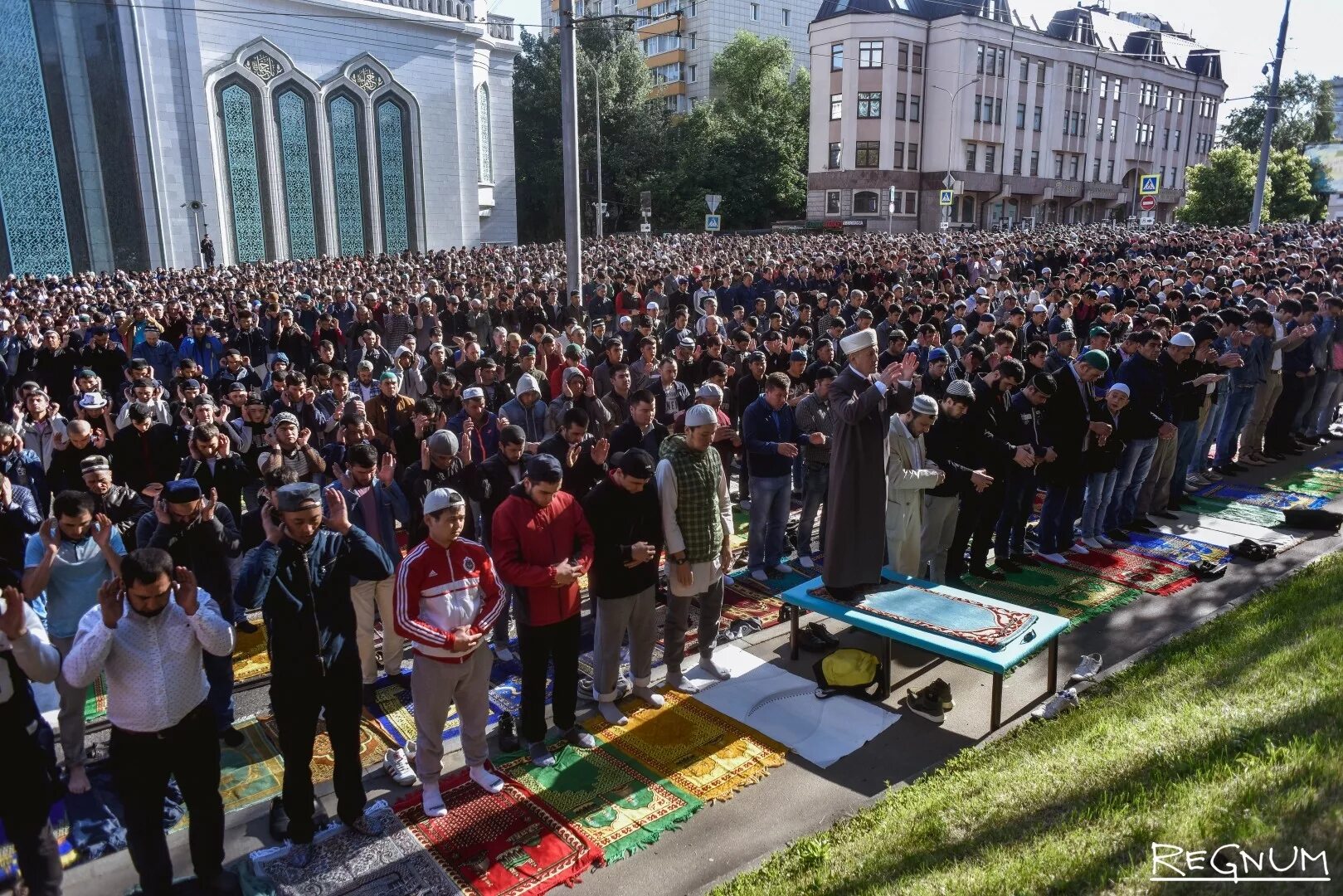 Праздничный намаз ураза байрам во сколько. Джума намаз в Москве в Соборной мечети.