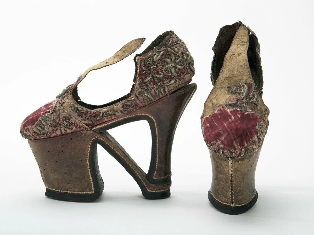 Виды обуви старые. Чопины Средневековая обувь. Обувь цокколи эпохи Возрождения Ренессанс Италия. Чопины обувь Ренессанс. Обувь Барокко 17 век Клюши.