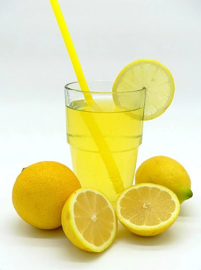 Приготовить напиток из лимонов. Limonata. Лимонад Lemon. Лимонад из лимона. Напиток с лимоном.