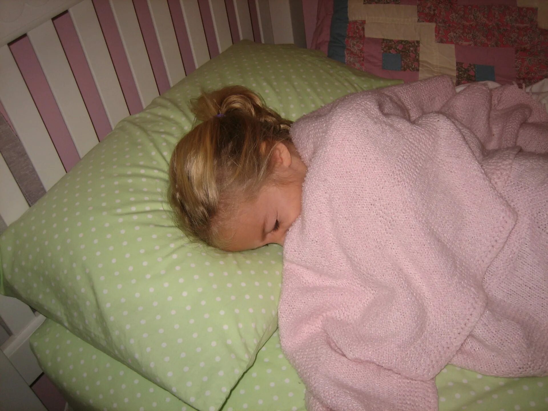 Спящие домашнее. Детки спят без одеяла.