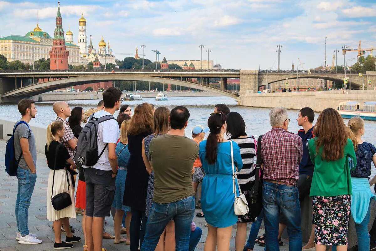 Экскурсионный гид. Пешеходная экскурсия. Экскурсовод на экскурсии. Москва экскурсии. Экскурсовод Москва.