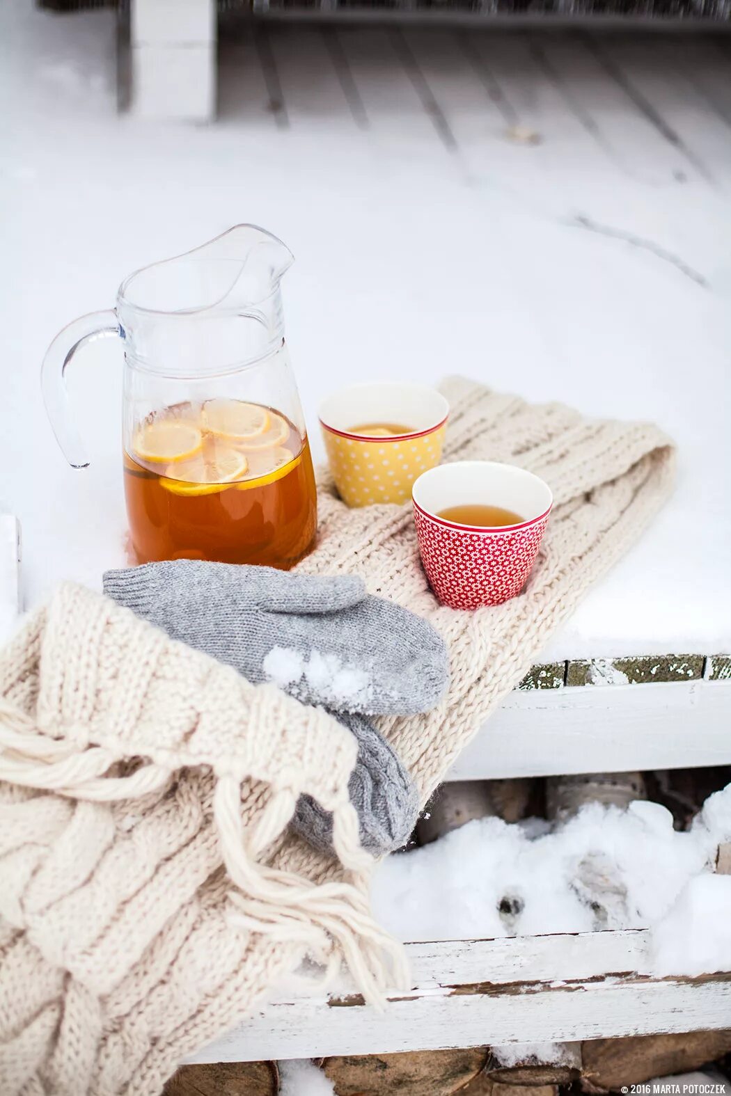 окно зимой. декор на подоконнике к новому году. зимний кофе сладости. зимний стол. новогодний декор подоконника.