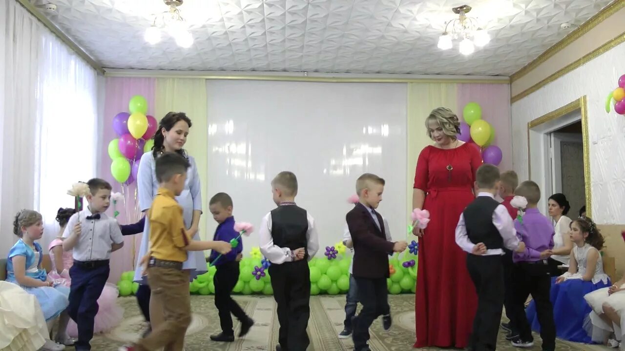 Платье на выпускной воспитателю в детском. Платье на выпускной воспитателю. Танец воспитателей в детском саду. Флешмоб на выпускной от родителей садик. Воспитатели на выпускном видео.