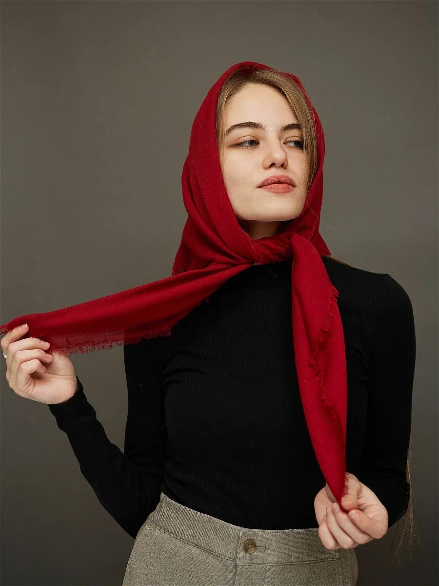 Однотонный платок на голову. Красный платок на голову. Бордовый платок. Платок женский на голову.