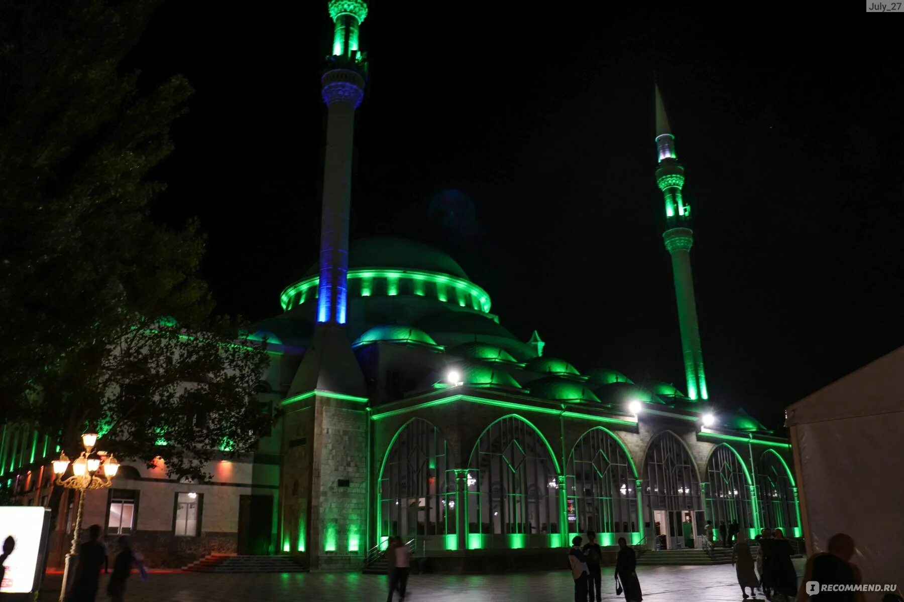 Джума дагестан. Джума мечеть Дагестан. Центральная Джума-мечеть (Дагестан, Махачкала). Центральная Джума-мечеть Дербент. Джума мечеть Махачкала ночью.