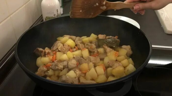 Мясо казане с свинины картошкой. Жаркое из свинины с картошкой в казане. Жаркое из свинины в казане. Жаркое в казане с картошкой и свининой. Жаркое из свинины с картошкой в кастрюле на плите рецепт.