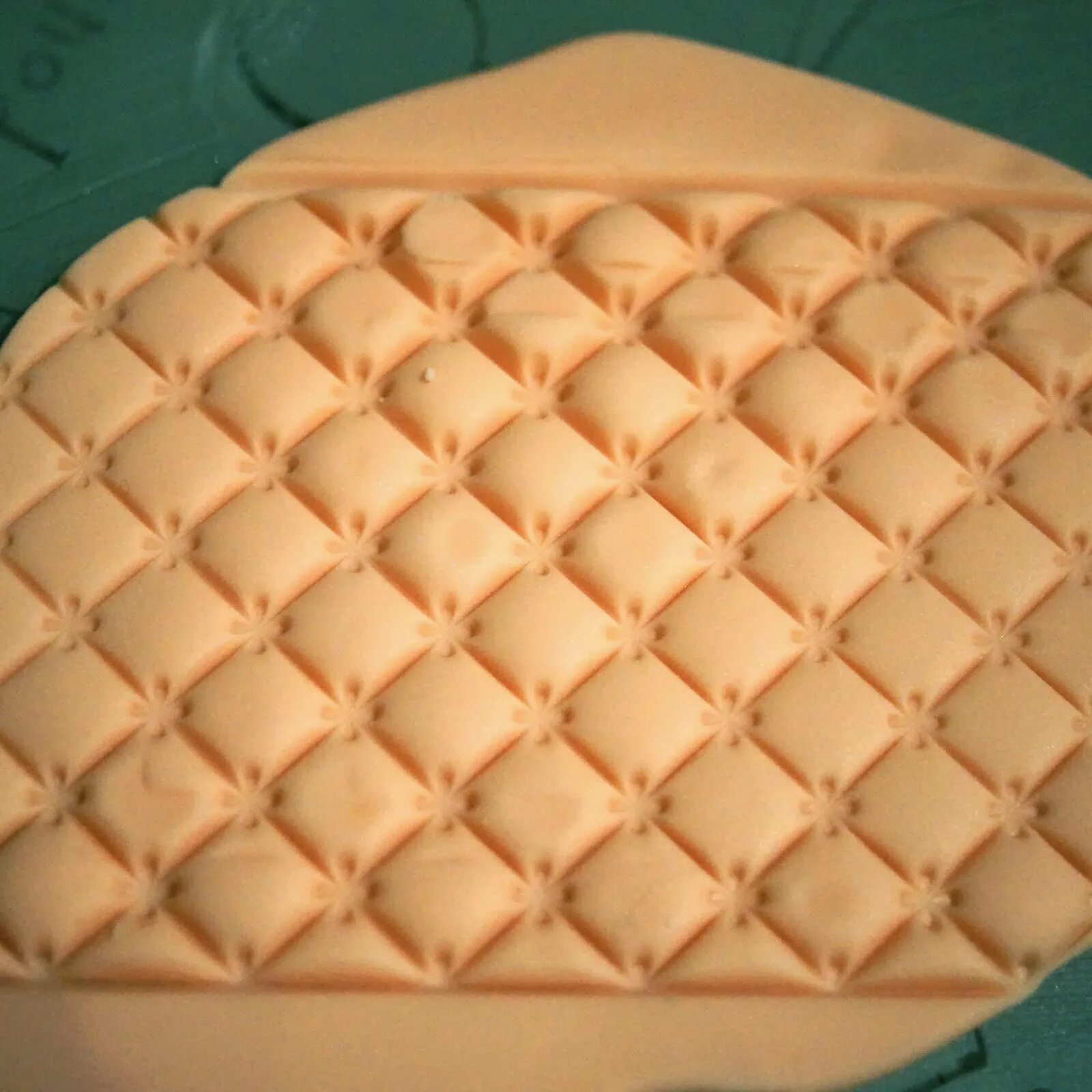 Пищевая кондитерская мастика. Обтяжка торта мастикой для начинающих. Украсить торт мастикой в домашних. Красивые торты. Обтянуть торт мастикой.