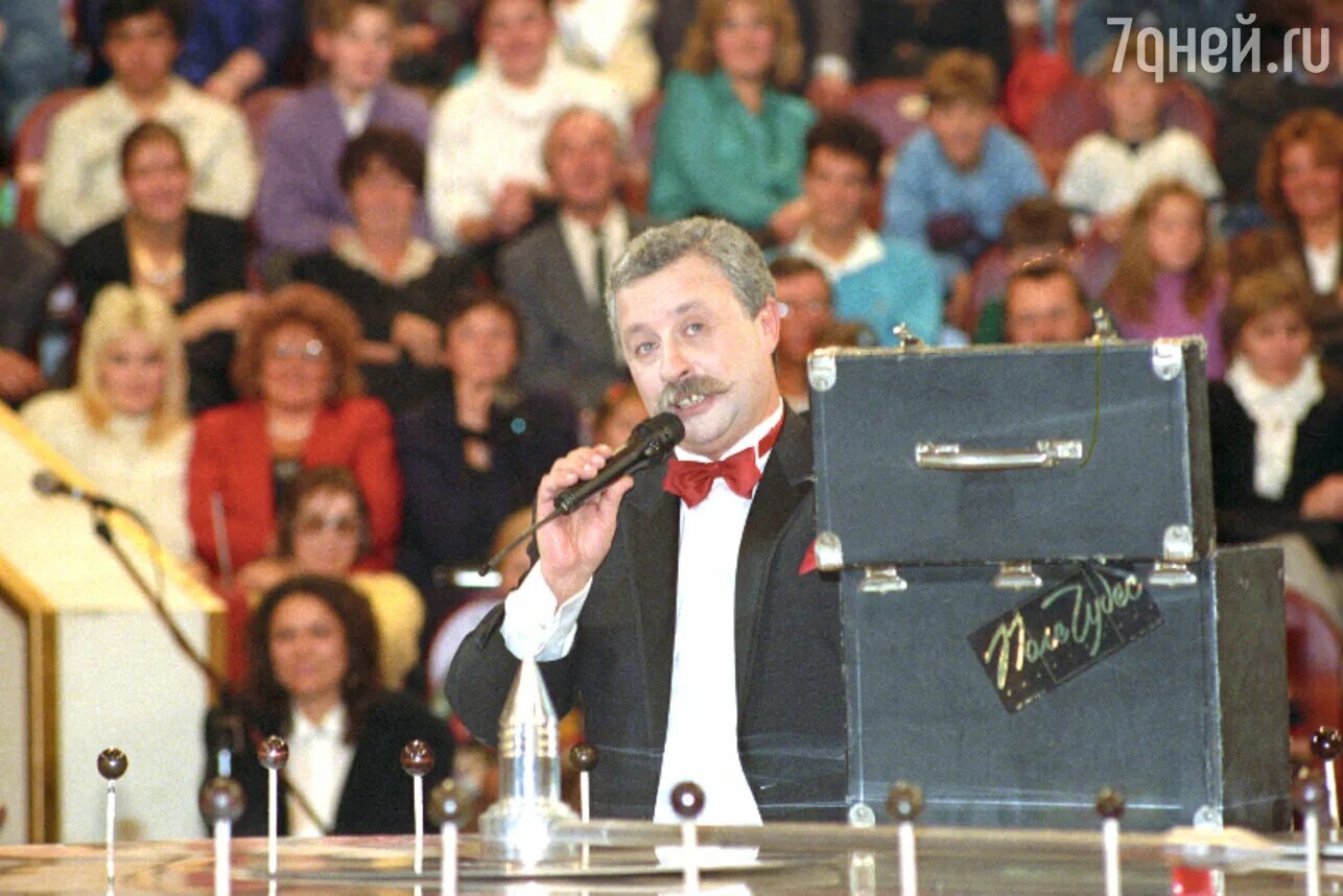 Якубович сколько ведет поле. Якубович поле чудес. Якубович поле чудес. Якубович сколько ведет поле. Поле чудес ведущий якубович.