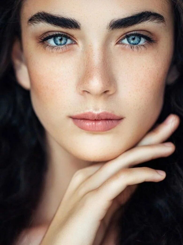 К чему снятся густые брови. К чему снятся густые брови. Luma grothe face. Густые женские брови. Тейлор хилл брови 2020.