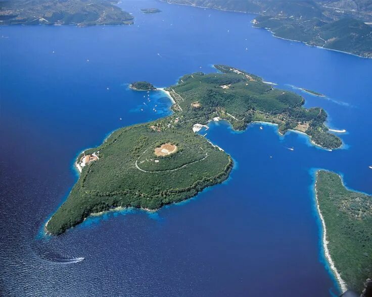 Остров скорпиос. Остров скорпиос в ионическом море. Остров скорпиос вилла онассиса. Остров скорпиос. Остров скорпиос вилла онассиса.