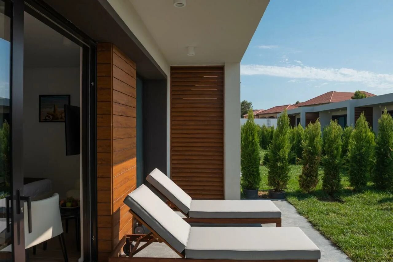 Sea breeze villas. Хлорака кипр. Coral tree villa huahin. Sea breeze white villas 5. Отель эмина агаларова в баку sea breeze.