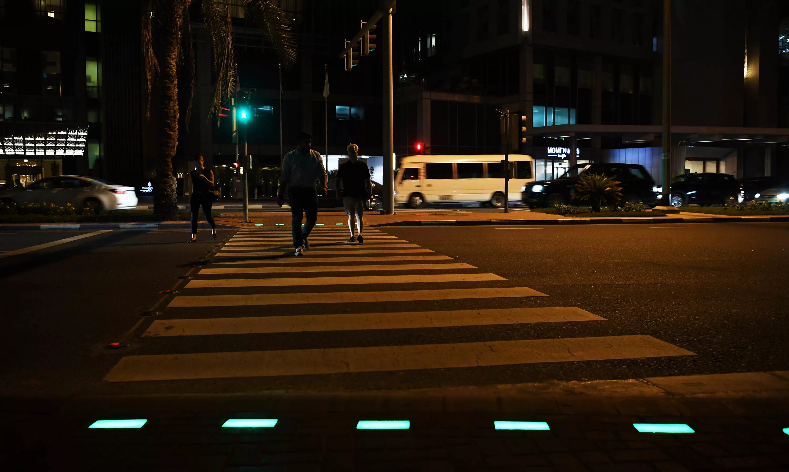 пешеход ночью. освещение пешеходных переходов. пешеходный переход. пешеход ночью. пешеходный переход ночью.