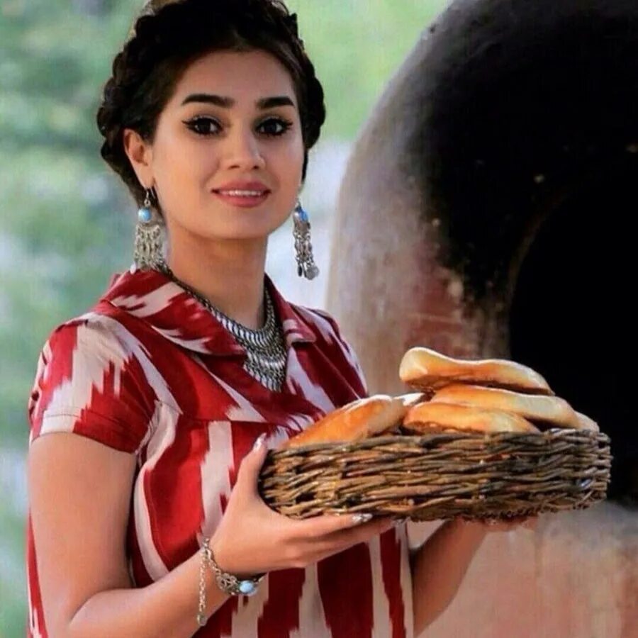 Девушка с пловом. Плов узбекский чайханский. Готовьте с узбечкой. Готовьте с узбечкой. Повар узбекской женщина.