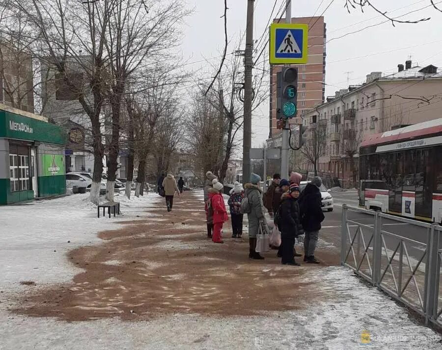 Снег гололед. Посыпать грунт для ориентира. Снегоуборочная техника для городских улиц. Посыпка тротуаров песком. Жкх ижевск фото.