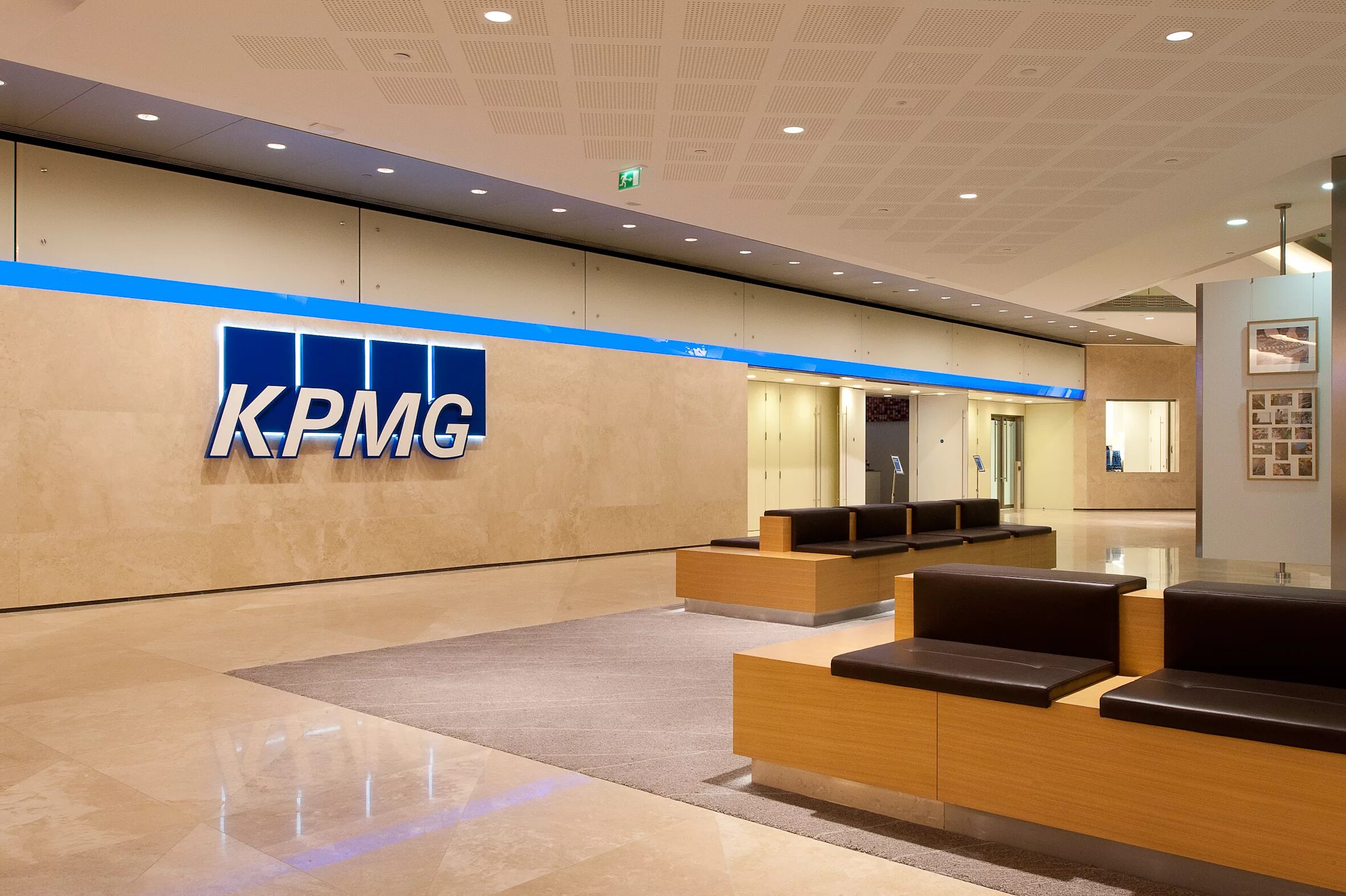 Corporate sign. КПМГ. Компания KPMG. KPMG Москва. KPMG (КПМГ).