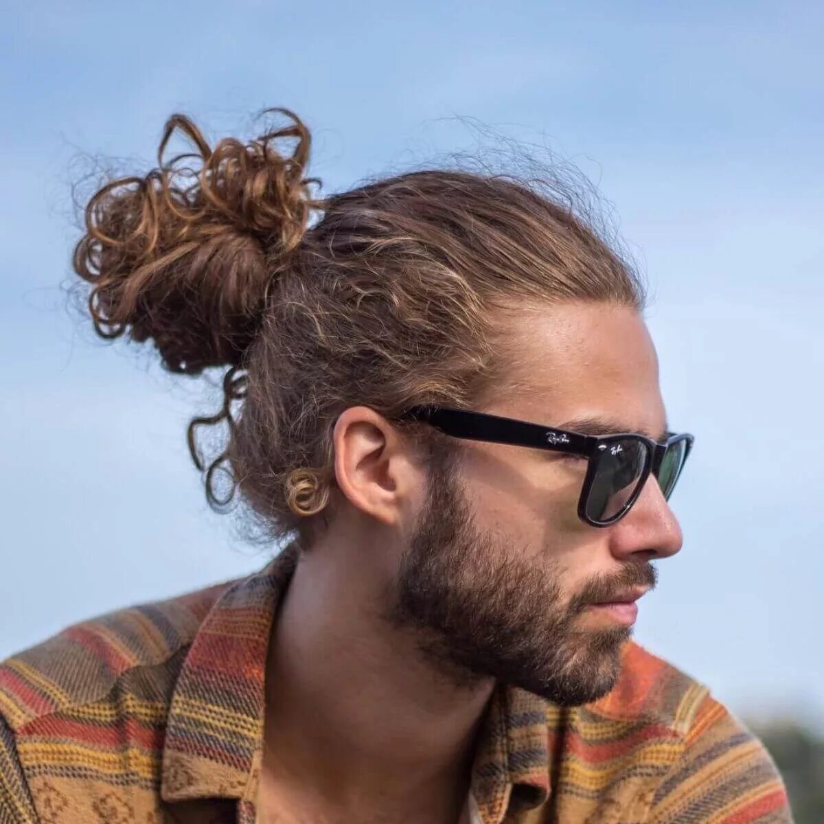 Топ кнот и мэн бан. Мэн бэн прическа. Хвост у мужчин прическа. Топ кнот и мэн бан. Мэн бан прическа.