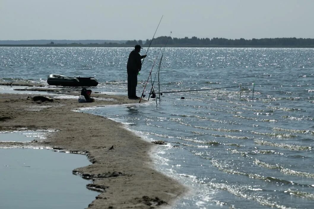 Рыбаки тюмени. Лодка на озере. Рыбак рыбачит на лодке. Рыбы Тюменской области. Река устья рыбалка.