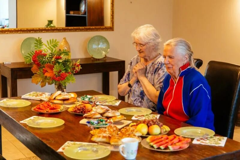 Фото пансионатов для пожилых людей. Новороссийск Золотая рыбка пансионат для пожилых людей. Еда для пожилых в пансионате. Санаторий для пожилых. Столик для пожилых.