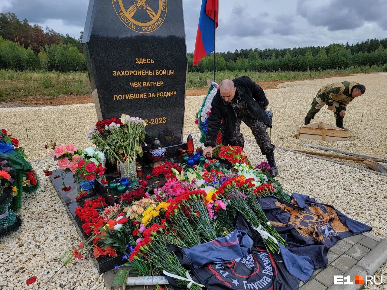 Чвк вагнер льготы погибшим. Могилы ЧВК Вагнер. Памятники вагнеровцам на кладбище. Кладбище ЧВК В Екатеринбурге.