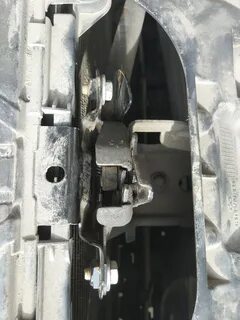 Не открывается капот рено