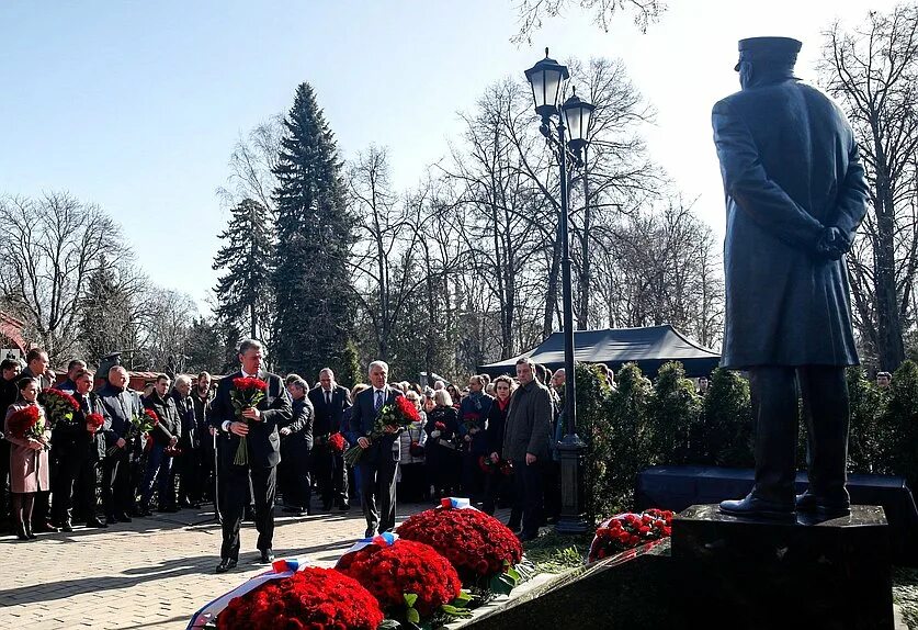 Памятник жириновскому на новодевичьем