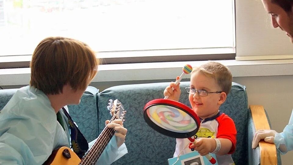 Звуки игр слушать. Музыкотерапия для детей с ДЦП. Музыкальные инструменты для детей. Музыкальные инструменты для дошкольников. Дети на музыкальном занятии.