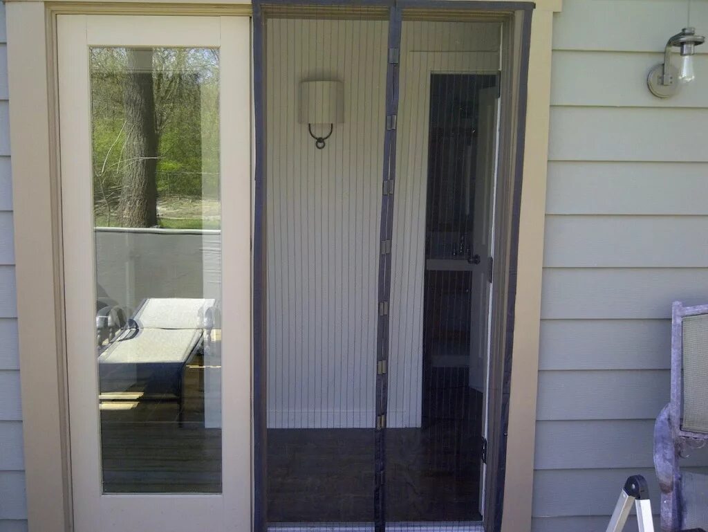 Москитная сетка на дверь. Антимоскитная сетка на балконную дверь. Москитная сетка для алюминиевой лоджии. Дверь москитная 7024. Сетка на балконную дверь.