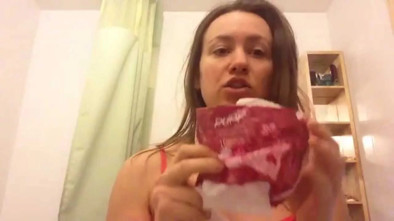 Переодевается после школы. Дамы меняют прокладки. Скрытое девушка меняет прокладку. Скрытые видеокамеры в раздевалках. Gundelik ped.