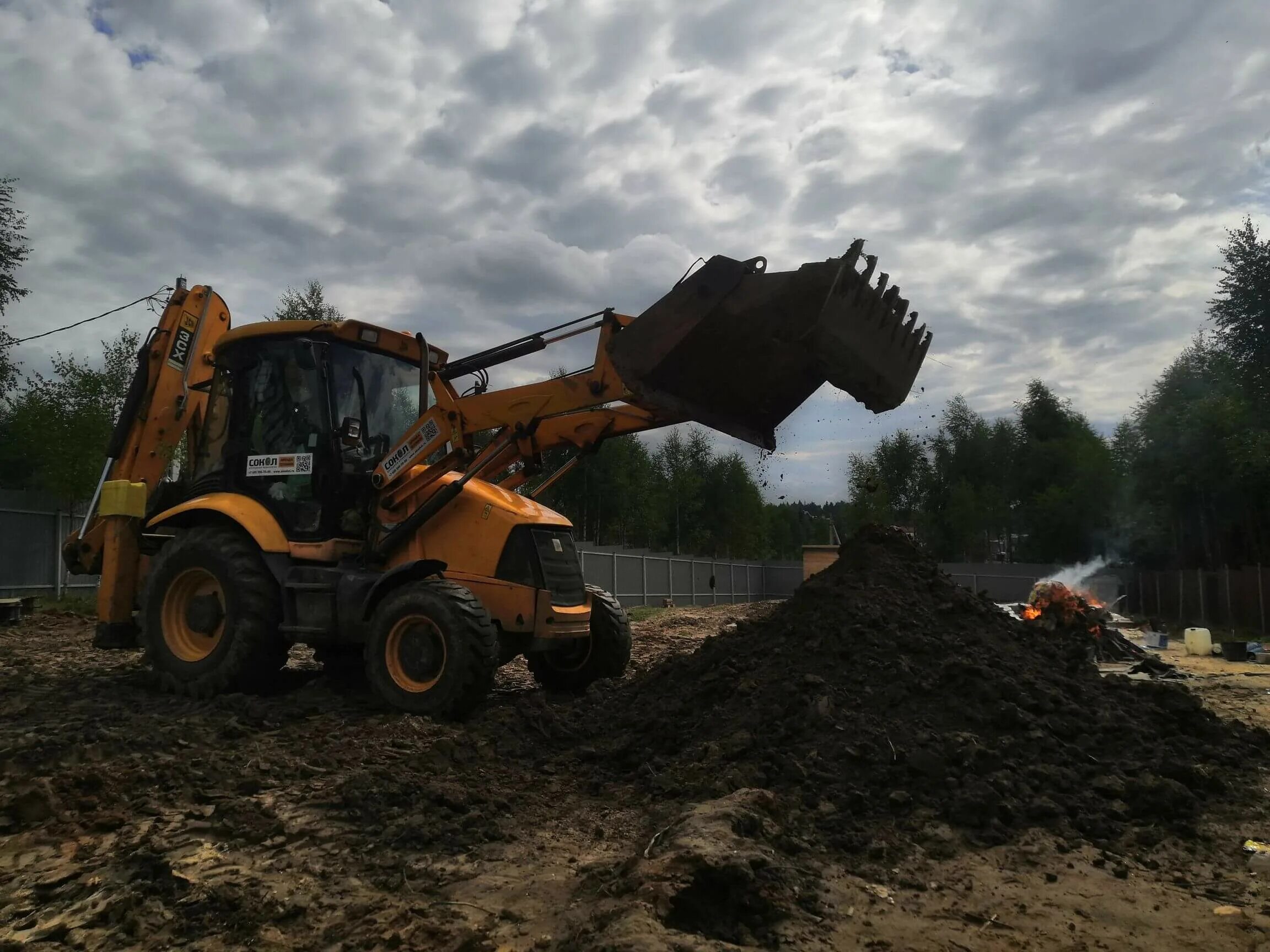 Тракторная казань. Трактор JCB 3cx с землей. Трактор JCB копает. JCB 3 CX на объекте. JSB экскаватор 3cx на на трале.