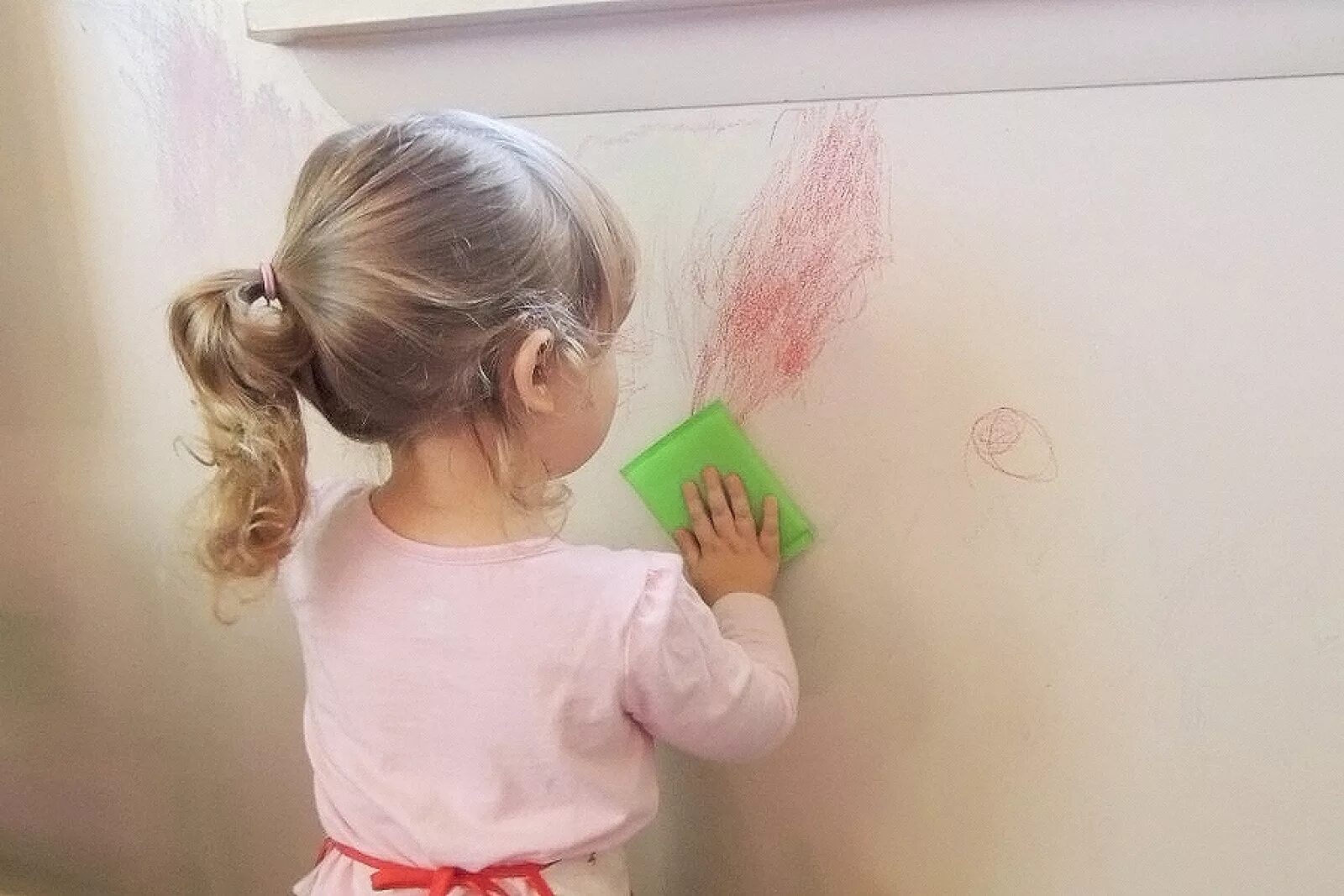 Ребенок рисует на стене. Рисование на обоях с детьми. Ребенок рисует на обоях. Ребенок разрисовал стены.