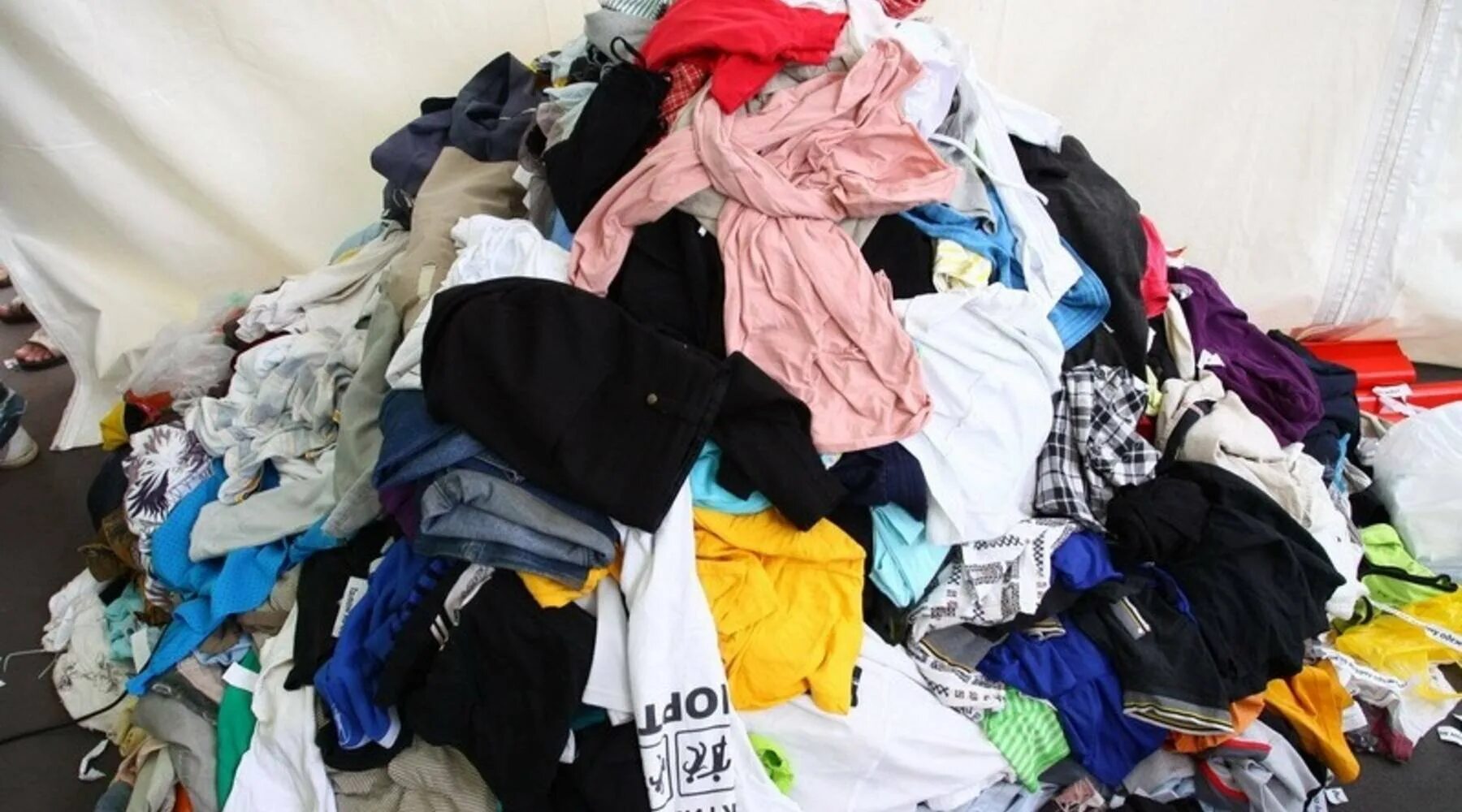 старые вещи тряпки. куча одежды на белом фоне. старая одежда. куча одежды.