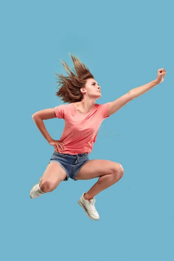 Женщина прыгает по другому. Прыгающие на синем фоне картина. Женщина прыгает на колбаске. Прыгающая женщина повторяющая движения.