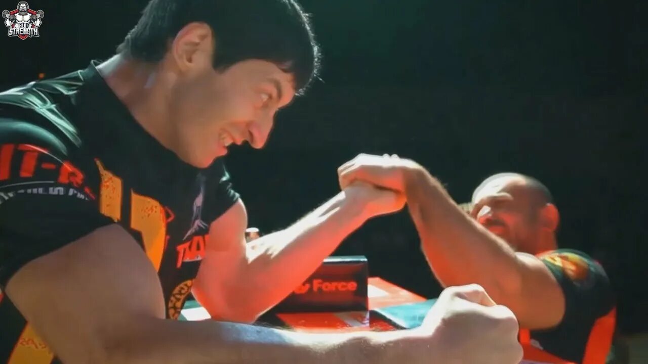 Черкасов армрестлер. AMC Armwrestling Черкасов. Черкасов Акимбо армрестлинг. Восток против запада армрестлинг 12