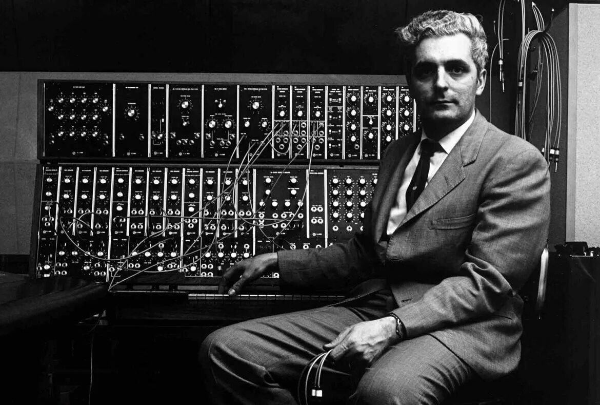 Кто первый создал музыку. Robert MOOG 1964 oscilaltro. Боб Муг с синтезатором.