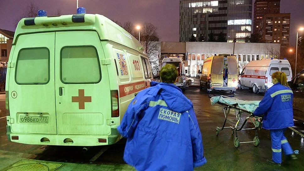 Был доставлен скорой помощи в больницу. Отделение скорой помощи. больница скорая. неотложка склифосовского больница.