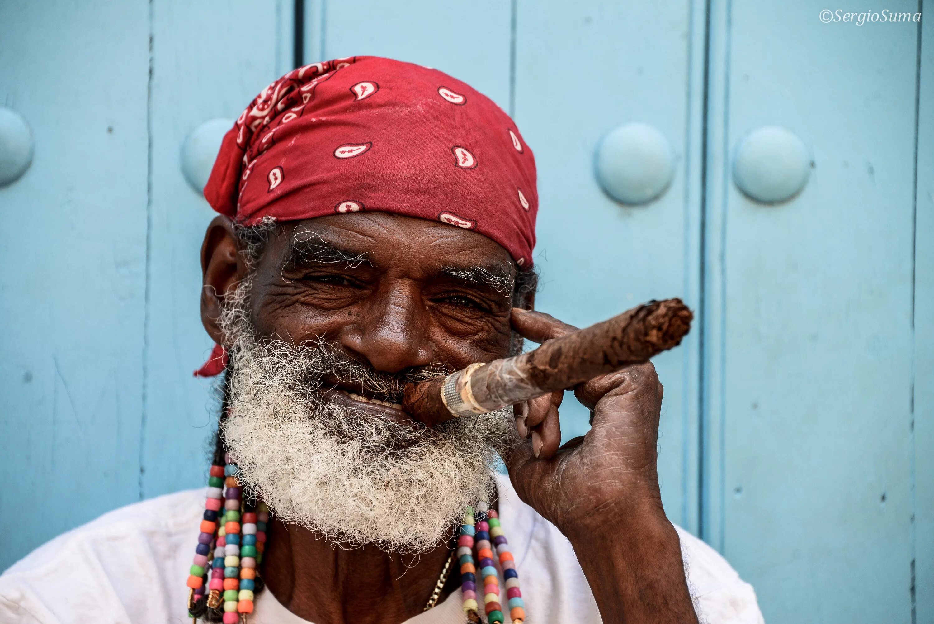 Настоящий кубинский. Кубинец с сигарой. Старый кубинец с сигарой. Кубинский дед. Куба мужчина с сигарой.