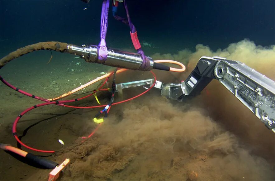 Кабели интернета на дне океана. Подводные оптоволоконные кабели. Монтаж подводного кабеля. Кабель по дну океана. Подводный Электрокабель.