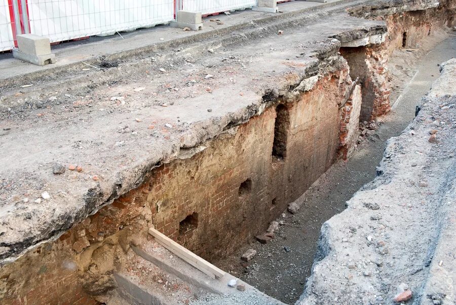 Почему этаж в земле. Политех москва раскопки. раскопки москвы подземные этажи. политехнический музей в москве раскопки. расеопки под земные этажи питер.