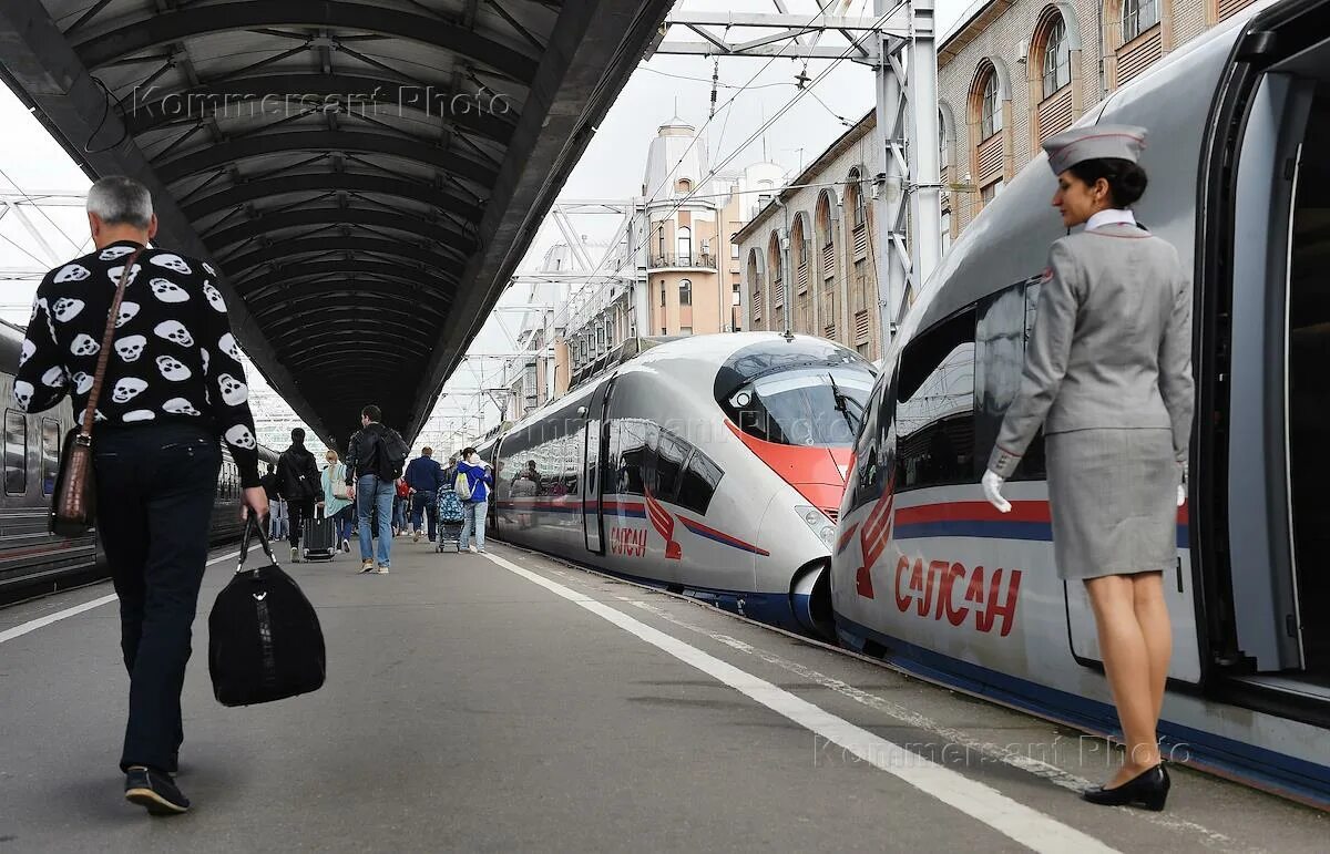 Жд перевозка пассажиров. РЖД проводник Сапсан Санкт-Петербург. Железнодорожный транспорт пассажиры. Перевозка пассажиров железнодорожным транспортом. Проводник поезда Сапсан.