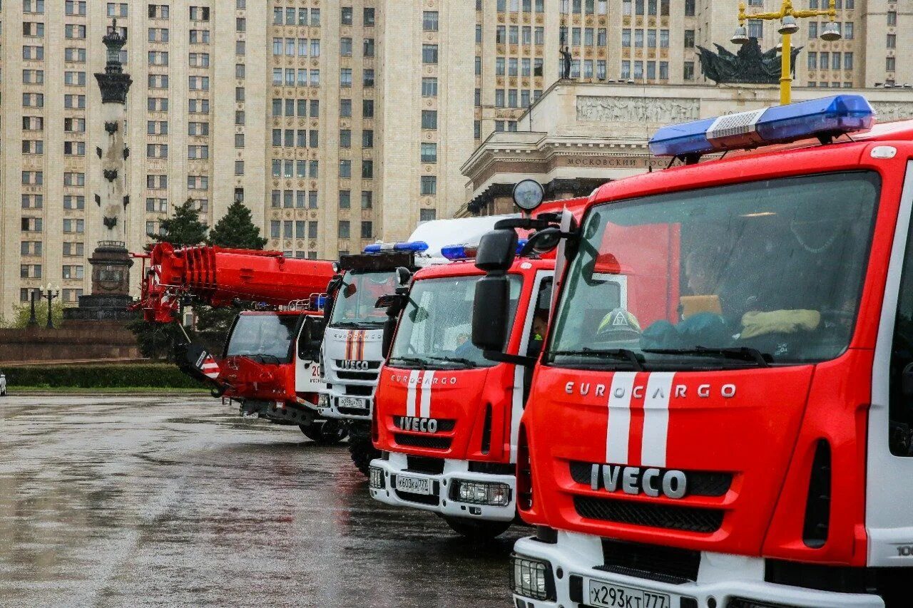 Сайт пожарный центр. Пожарно-спасательный центр Москвы. МЧС Москва. ПСЦ МЧС Москва. Пожарная машина Москва.