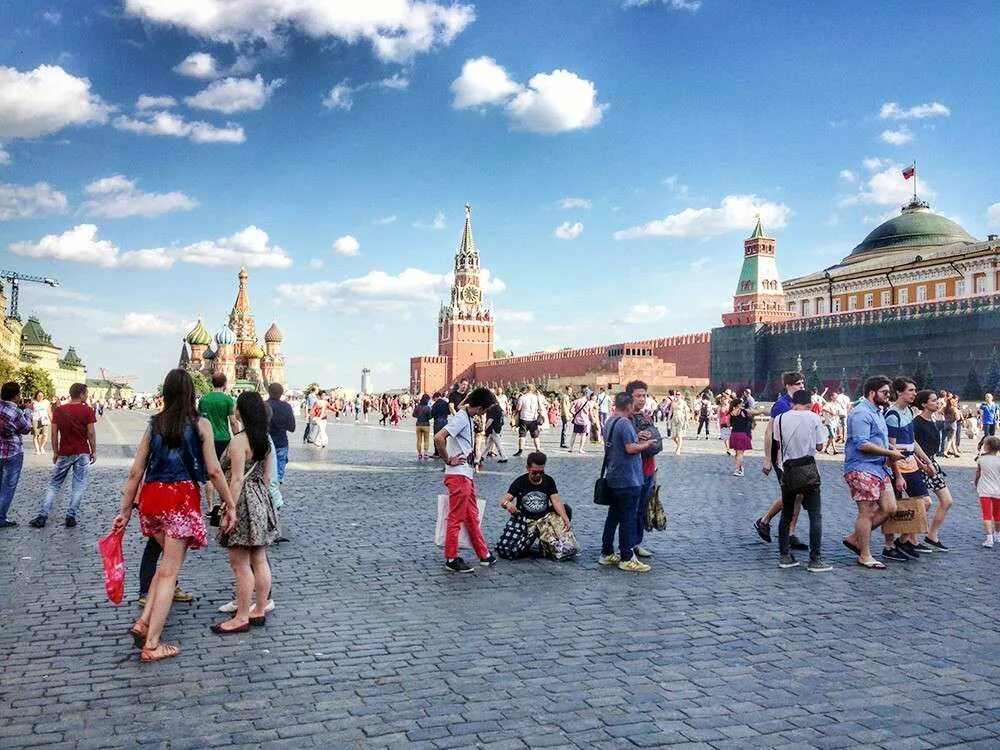 Москва фотки людей. Туристы в Москве. Люди на красной площади. Туристы на красной площади. Москва люди.