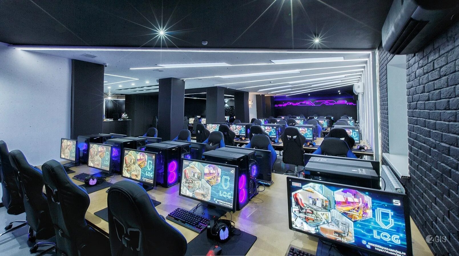 Интернет кафе сайт. Yota arena интерьер. кибер арена омск. кибер арена электросталь. интернет кафе.