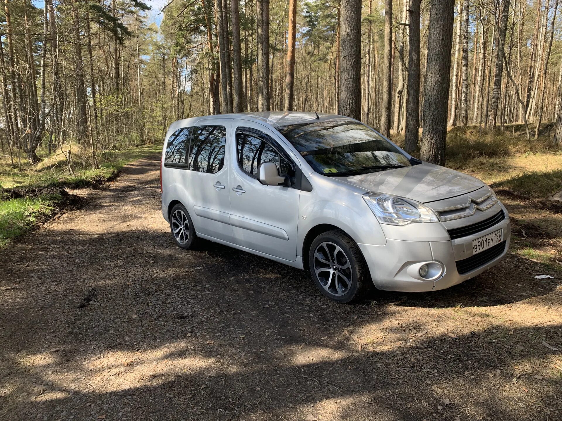 Диски пежо партнер типи r16. Ситроен б9. Колеса на ситроен берлинго. 215/65 r16 на ситроен берлинго. Peugeot partner на дисках.