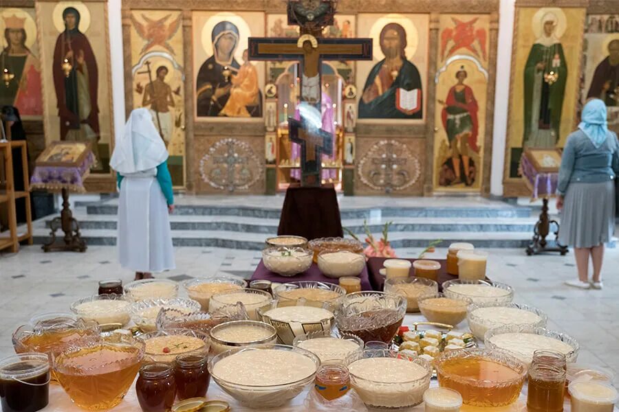 Медовый спас. Медовый спас богослужение. Медовый спас в храме. Освящение меда в церкви. Служба 14 августа