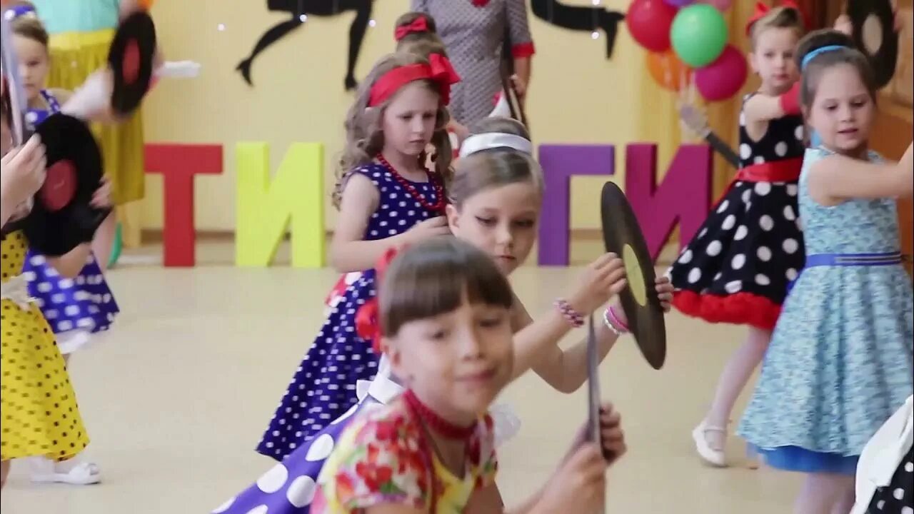 Танец с пластинками стиляги в детском саду. Танец с пластинками стиляги в детском. Танец с пластинками стиляги в детском саду. Танец с пластинками стиляги в детском. Стиляги выпускной в детском саду.