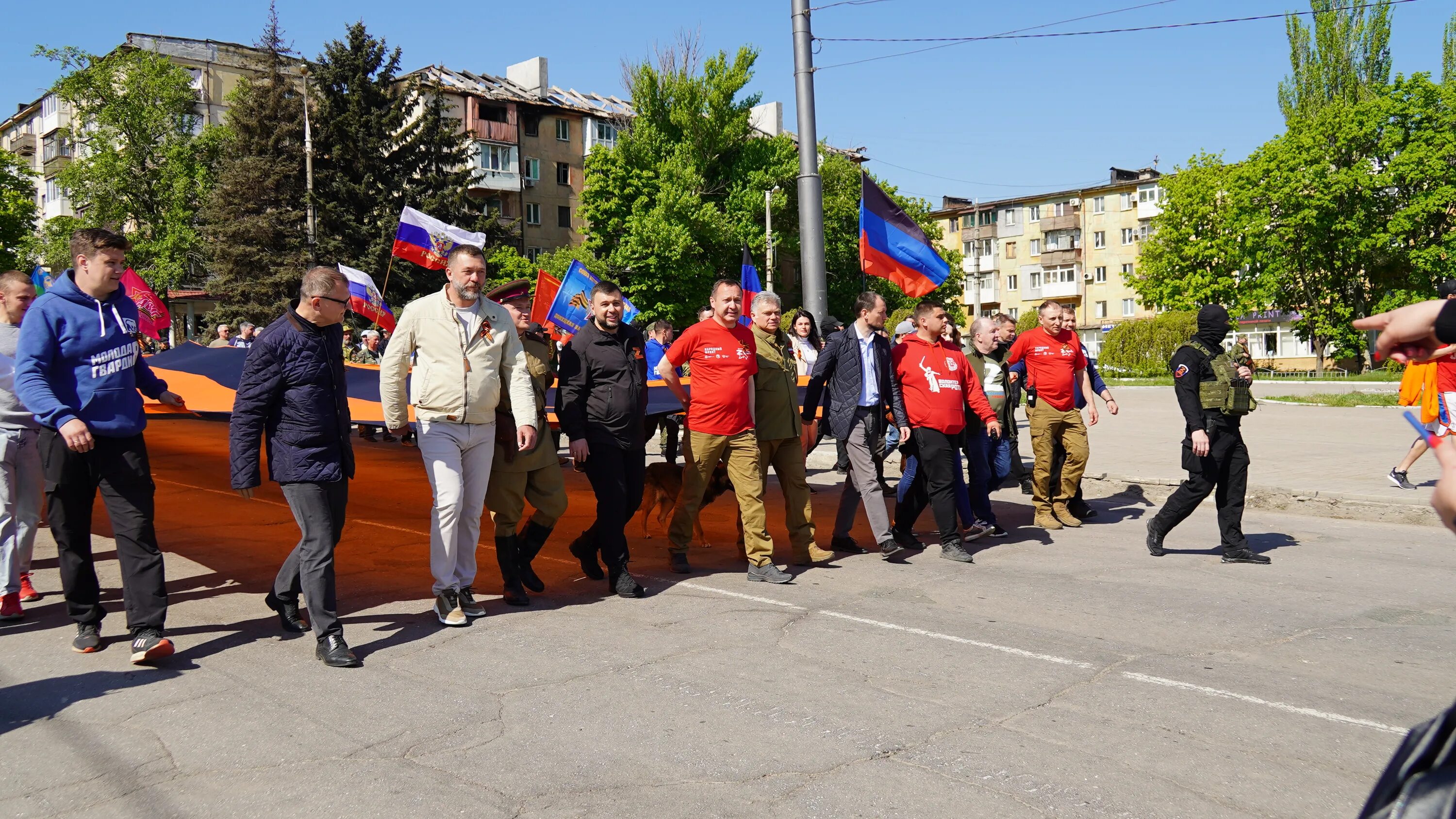 Мариуполь праздник. Парад в Мариуполе 2014. Освобожденные жители Мариуполя. Мариуполь 9 мая 2022 года. 20 минут в мариуполе