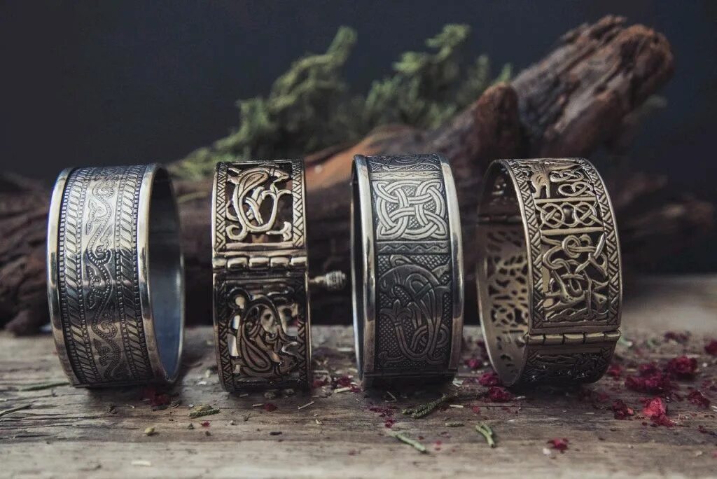 Браслеты наручи древней руси. Разноцветные браслеты. Российские браслеты. Украшения древнего востока. Плетеные браслеты с буквами.