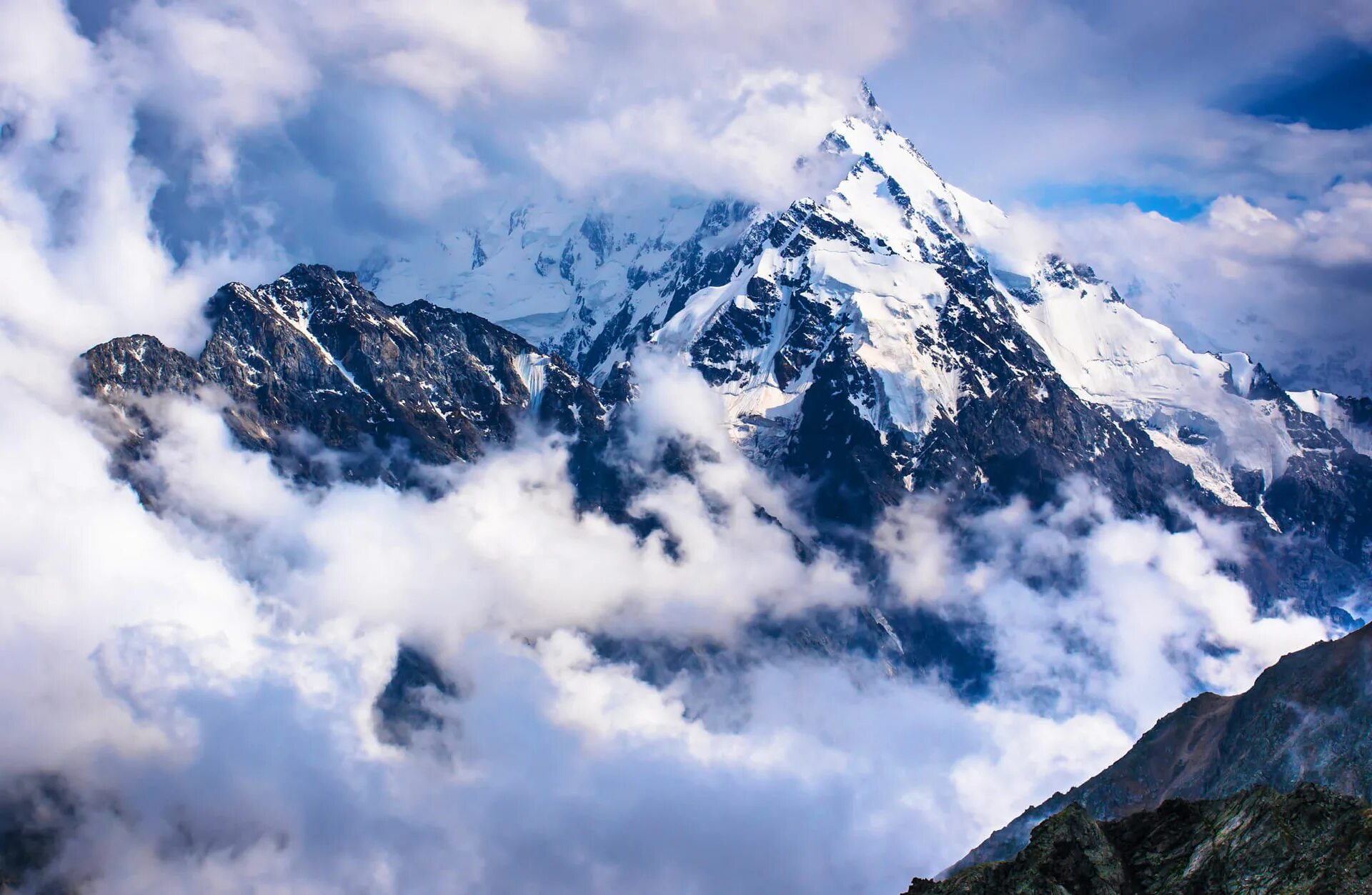 The highest mountain in europe. Вершина Дыхтау. Дыхтау гора. Горная вершина Дыхтау. Горы Кавказа Дыхтау.